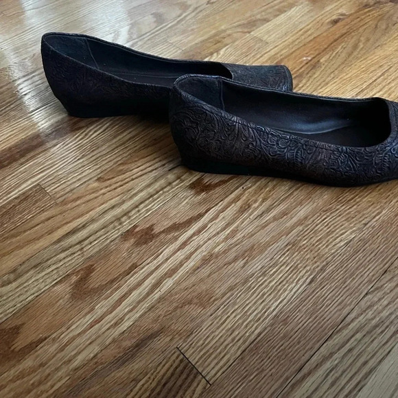 Faux embossed leather shoes - Picture 2 of 3